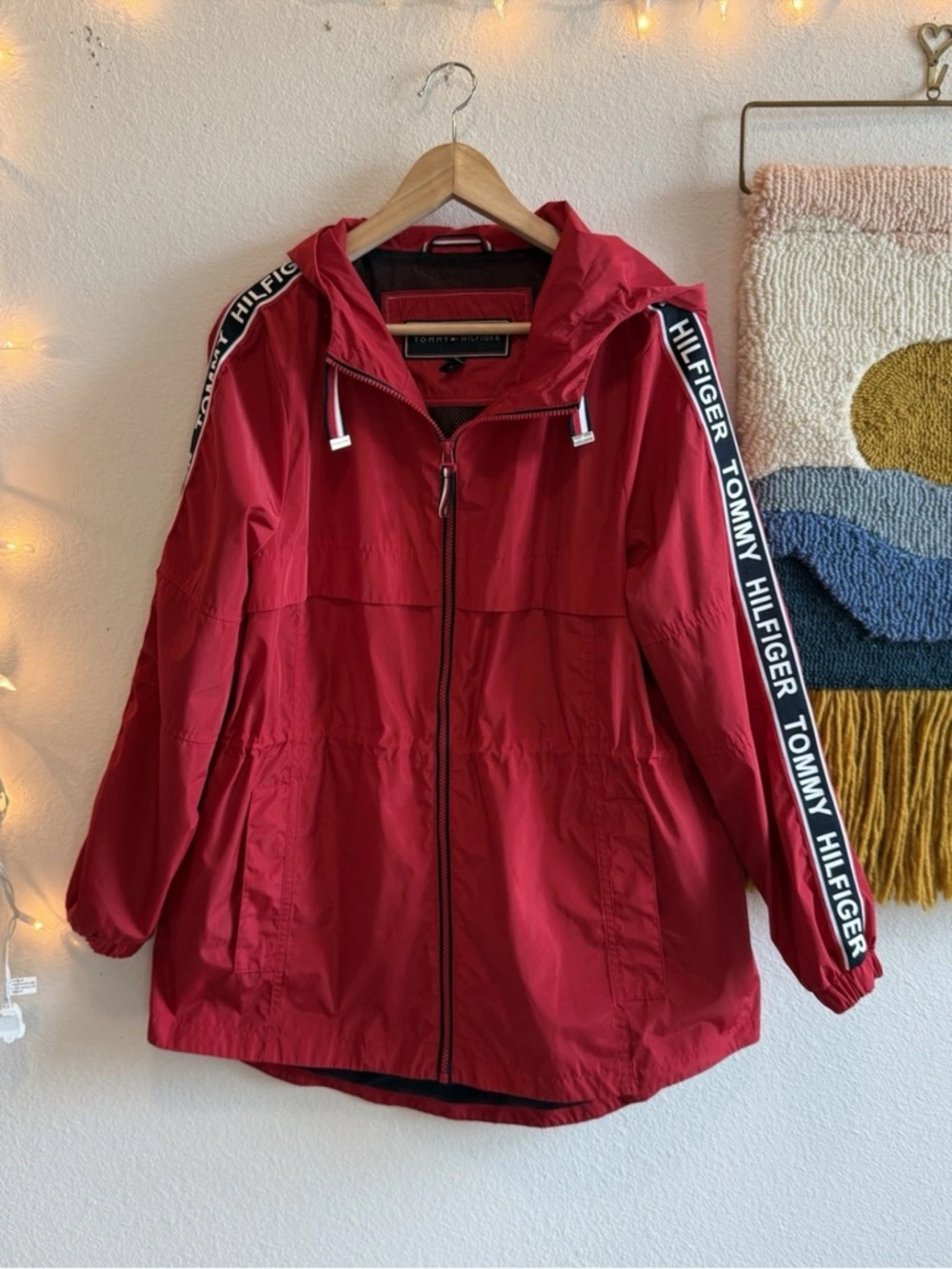 Tommy Hilfiger Red Hooded Windbreaker Jacket M Mesh Lined Lightweight Rain Coat